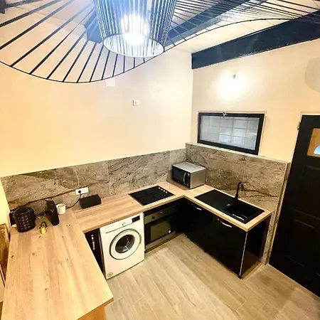 Beau F2 Centre Apartment